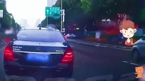 网友爆料奔驰车主恶意别车原视频,网友直呼辣眼  第2张
